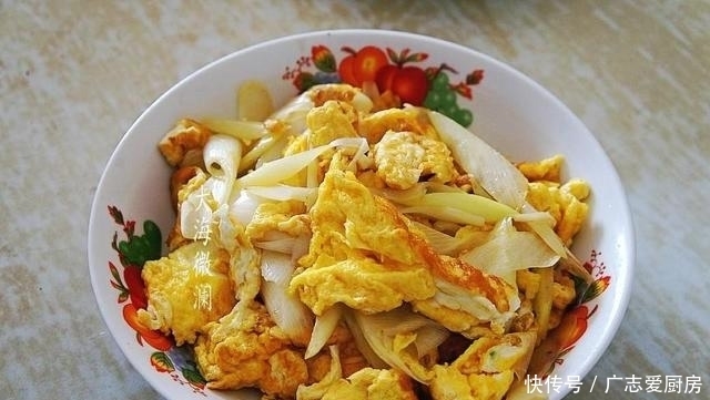 春天就馋吃这菜，炒鸡蛋比韭菜好吃，多加这一步嫩滑可口