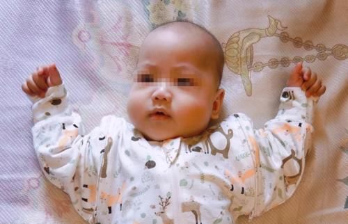 宝宝|为何宝宝睡觉偏爱“举起手来”?投降式睡姿对娃有影响?看完知晓