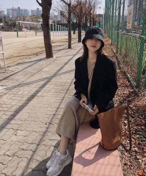 请脱下你的“阔腿裤”，太土了！今春流行穿“云朵裤”，洋气显瘦