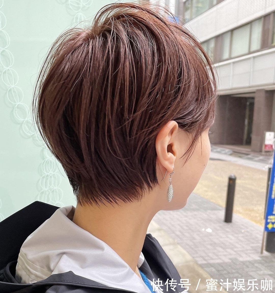 利落 大波浪半扎发利落短发，流行发型有多美？让人越看越想剪
