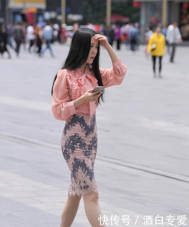 白色V领衫搭配黑色健美裙,穿出简单大气,散发出清纯气质