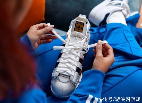 乐高版|好想来一双！乐高版阿迪达斯贝壳鞋：将经典组装