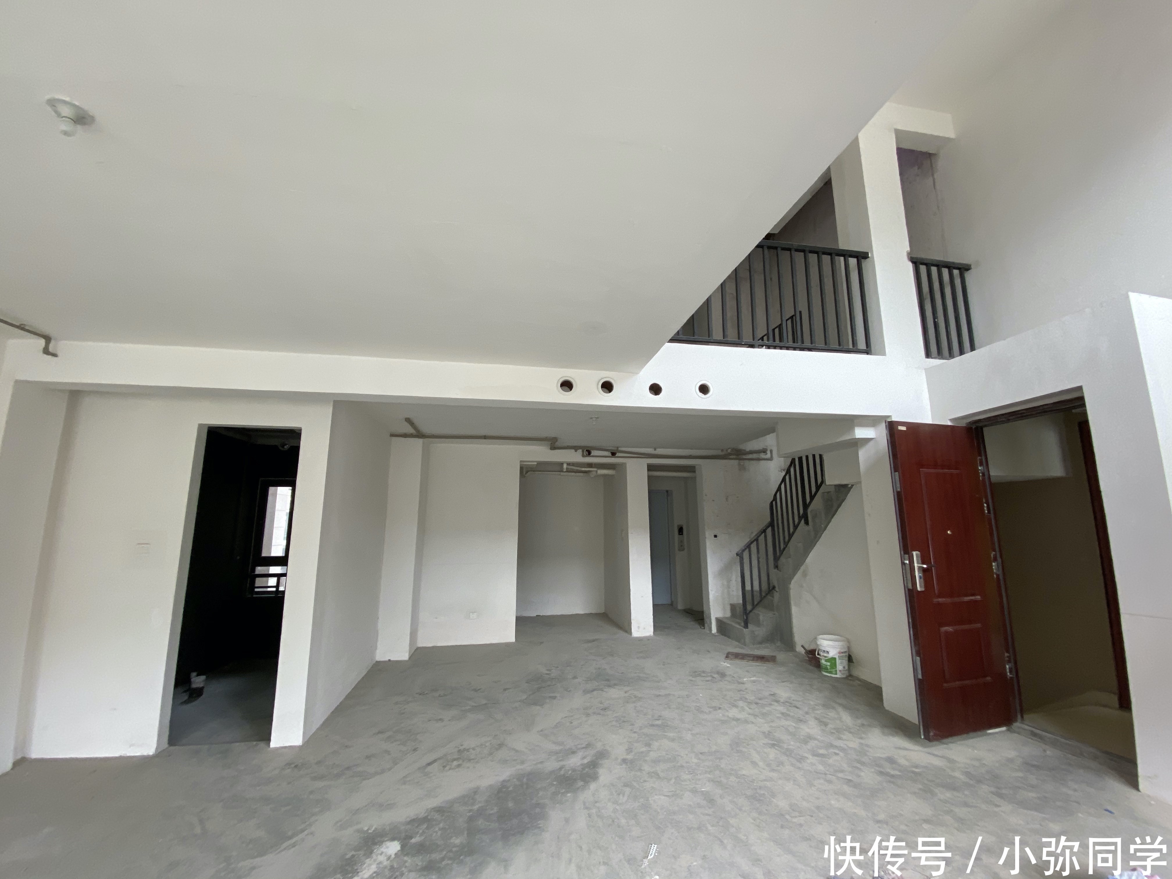 轻奢|260平现代轻奢，跃层的客餐厅也能如此出众