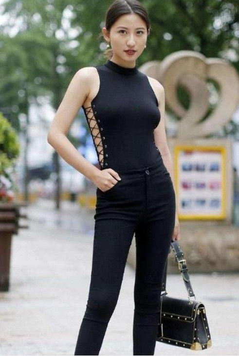 街拍：时尚靓丽的美女，高挑纤细的身材让人羡慕不已