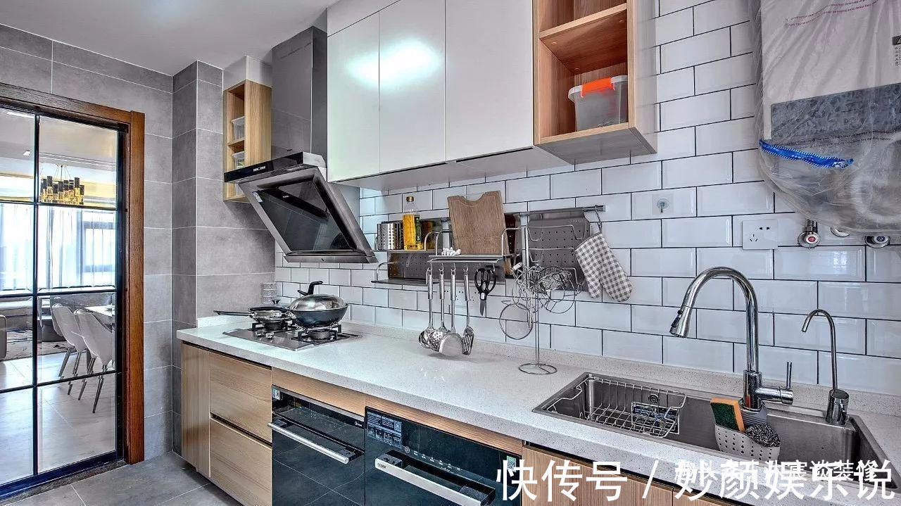 高大上|房子住了一年多,发现厨房里所谓的“高大上”设计,实际非常鸡肋