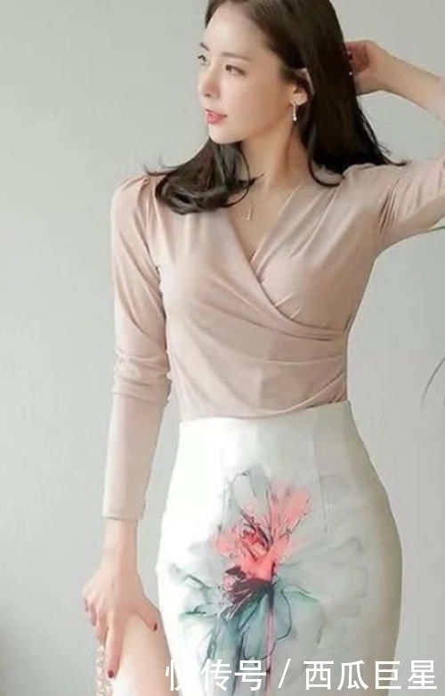 藕粉色修身长袖,搭配浅咖啡色半身裙,彰显气质女人的魅力