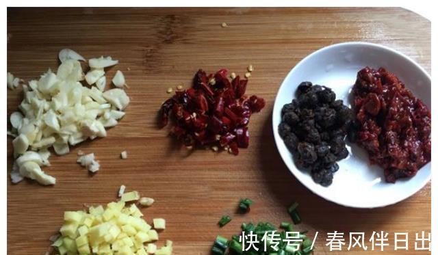 在家红烧杂鱼时,只要掌握这几个小技巧,一样能做出妈妈的味道!