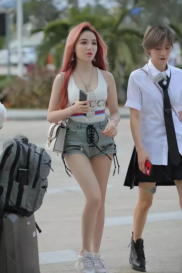 穿搭 白色背心、浅绿色牛仔短裤,简约随性的穿搭,也是夏季最美的穿搭