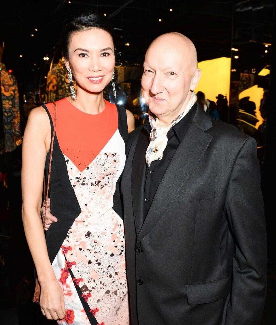 亮色系|邓文迪才是阿姨辈中顶流！ 穿着一袭拼接印花连衣裙，高级优雅