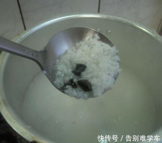 皮蛋瘦肉粥的正宗做法,秘诀在这里,去腥香浓又美味!
