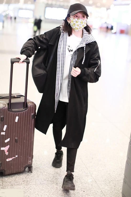 黑色大衣怎么穿美？搭阔腿裤大气优雅，配运动裤舒适有型，都好看