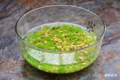 此菜大家要常吃，既清口又營(yíng)養(yǎng)，價(jià)格也便宜，兩塊錢就能做1盤