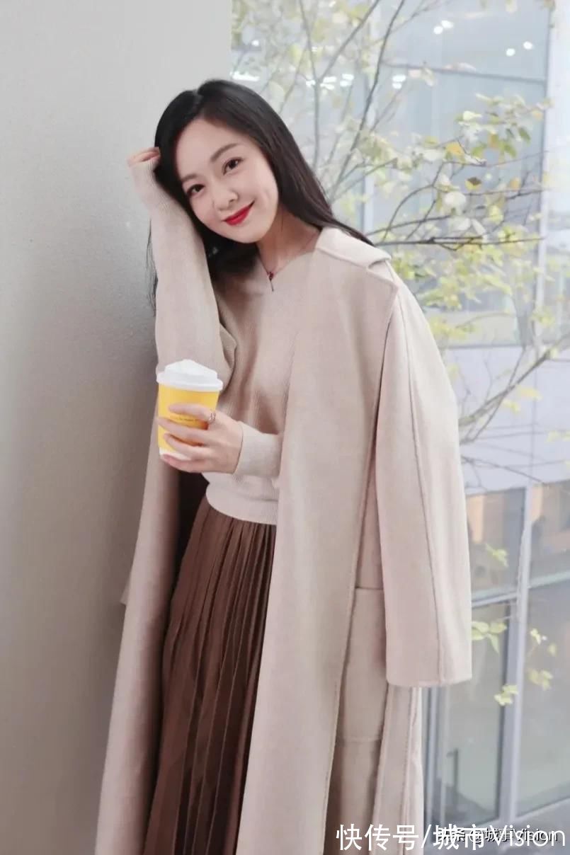 羊绒大衣 今日穿搭，燕麦色羊绒大衣冬季气质爆款