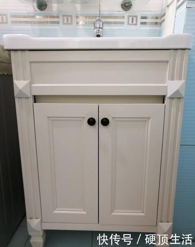 太空铝|浴室柜选橡木还是太空铝的好?比较一下才知道,还是这种更实用