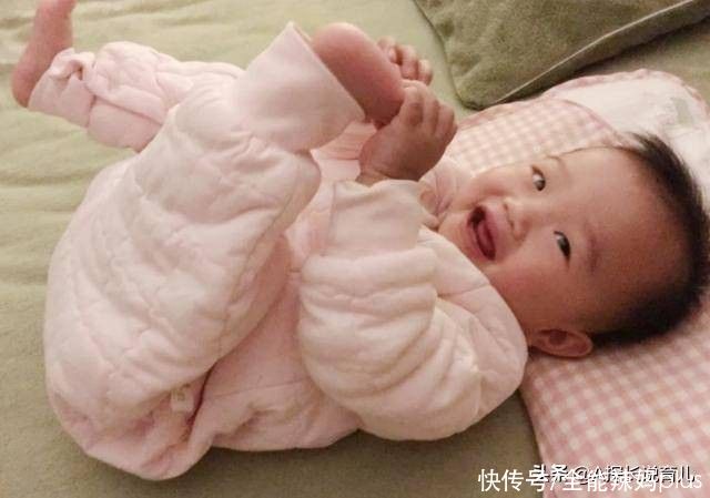 家长|宝宝睡觉爱“拱来拱去”？可能在传递“暗号”，家长要及时接收