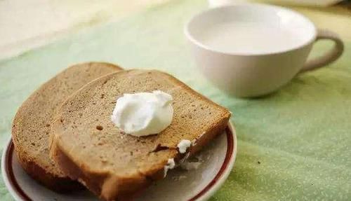 腹胀|空腹不能喝牛奶,容易腹泻、放屁?饮用牛奶有2个最佳黄金期