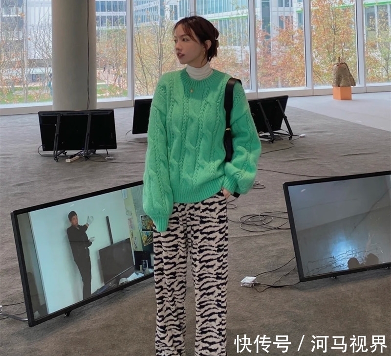 保暖 今年冬季穿毛衣,流行“里面叠一件”,优雅保暖,比单穿时髦多了