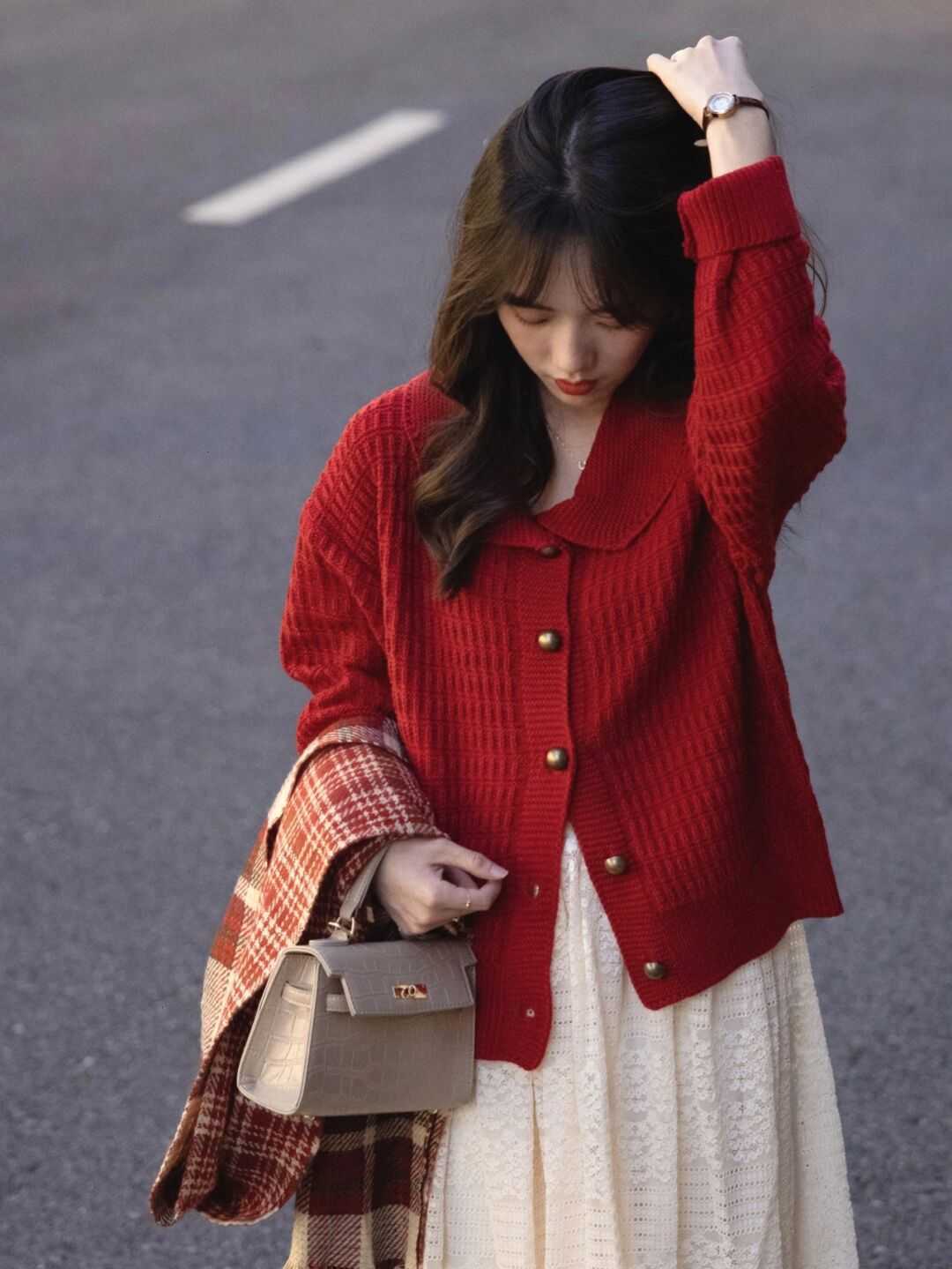 针织开衫 新年怎么穿才能个性又时髦?看看这几套穿搭,精致洋气还讨喜