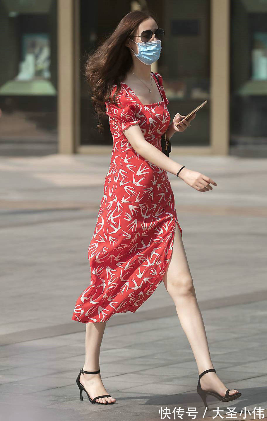 非常突然|美女街拍:红色的v领连衣裙,宽松的版型,穿出慵懒又气质的姿态