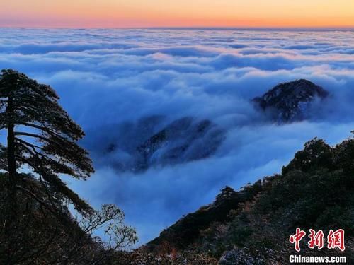 云瀑卷过三清山群峰|三清山雪后初晴 云涌雪峰瑰丽多姿