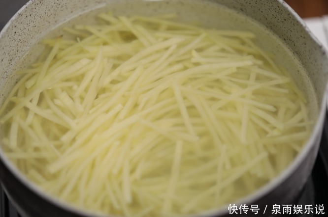 酸辣土豆丝|炒土豆丝,有人先放醋,有人后放醋放对了时间,更脆爽更入味