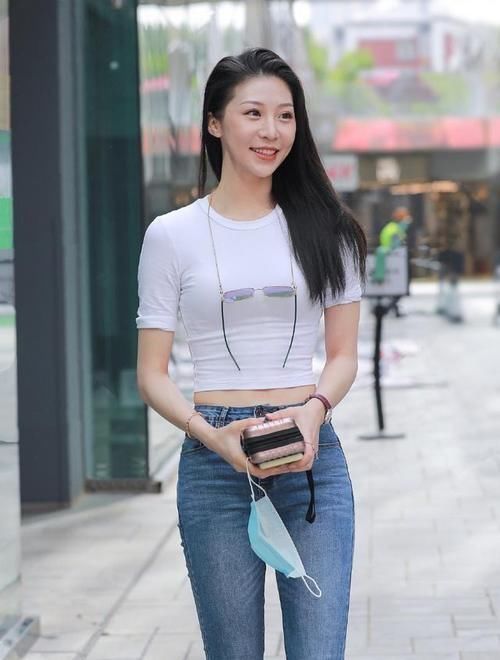 百褶裤 高腰的瑜伽裤设计显得飘逸有型,穿出成熟的美感,显出气质