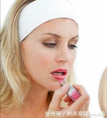 tips 冬天涂口红,要记住这3个“坏习惯”,不然再贵的口红也会沾杯