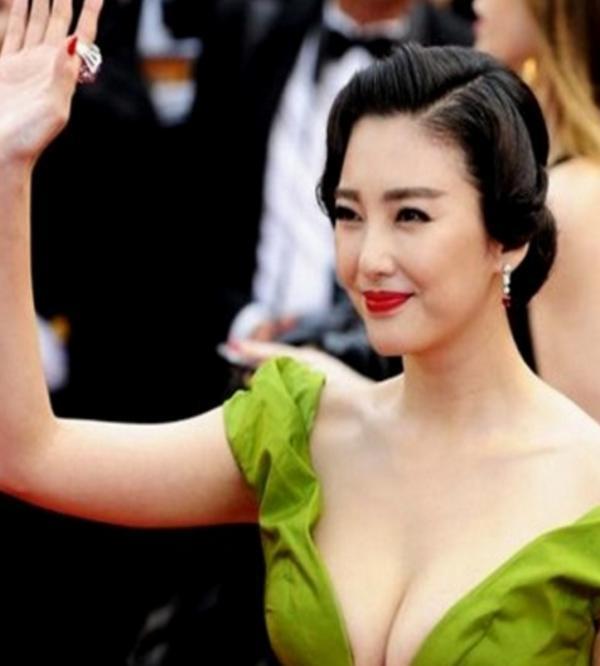 镜头下6大女星穿深V礼服,谁小谁尴尬,你