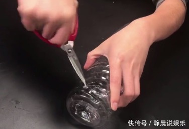 马桶|马桶堵塞,别再花钱请人疏通了,只需2个塑料瓶,教你轻松通马桶