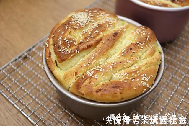 面团|面包没出炉就满屋飘蒜香,早餐零食不愁了,没菜没酱手撕吃一个