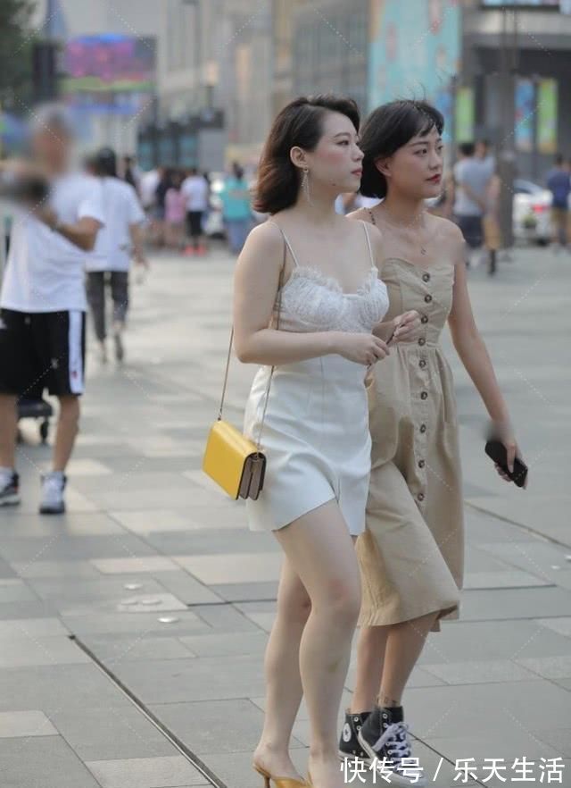 蕾丝|白色连衣裙搭配姜黄色的高跟鞋，“时尚气质”散发的淋漓尽致