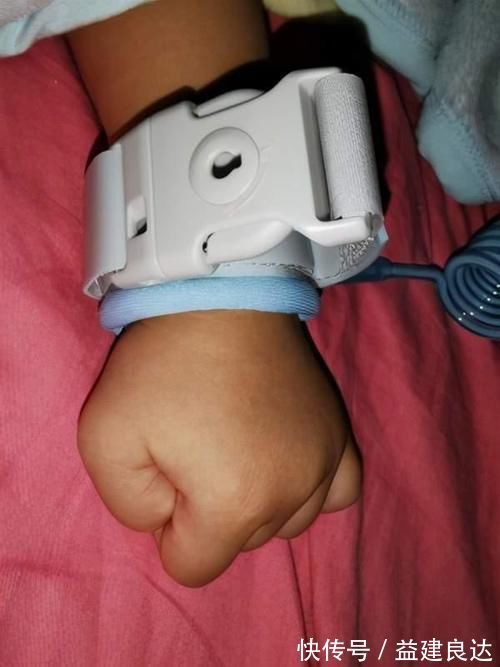 二胎|妈妈把孩子拴到凳子上生二胎和三胎,这样“爱”孩子,让人心痛