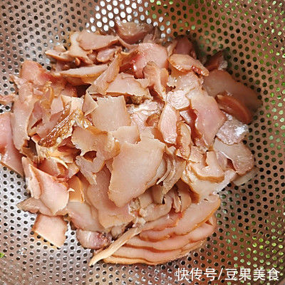 简单快手又下饭的韭花炒腊鸡肉,吃起来那叫一个香