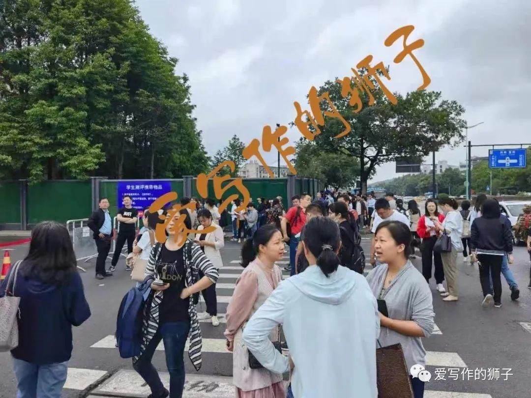 题目|今早留和路整条路都是紫红色！1920位小学生今早在杭外测评，很多题听都听不懂……