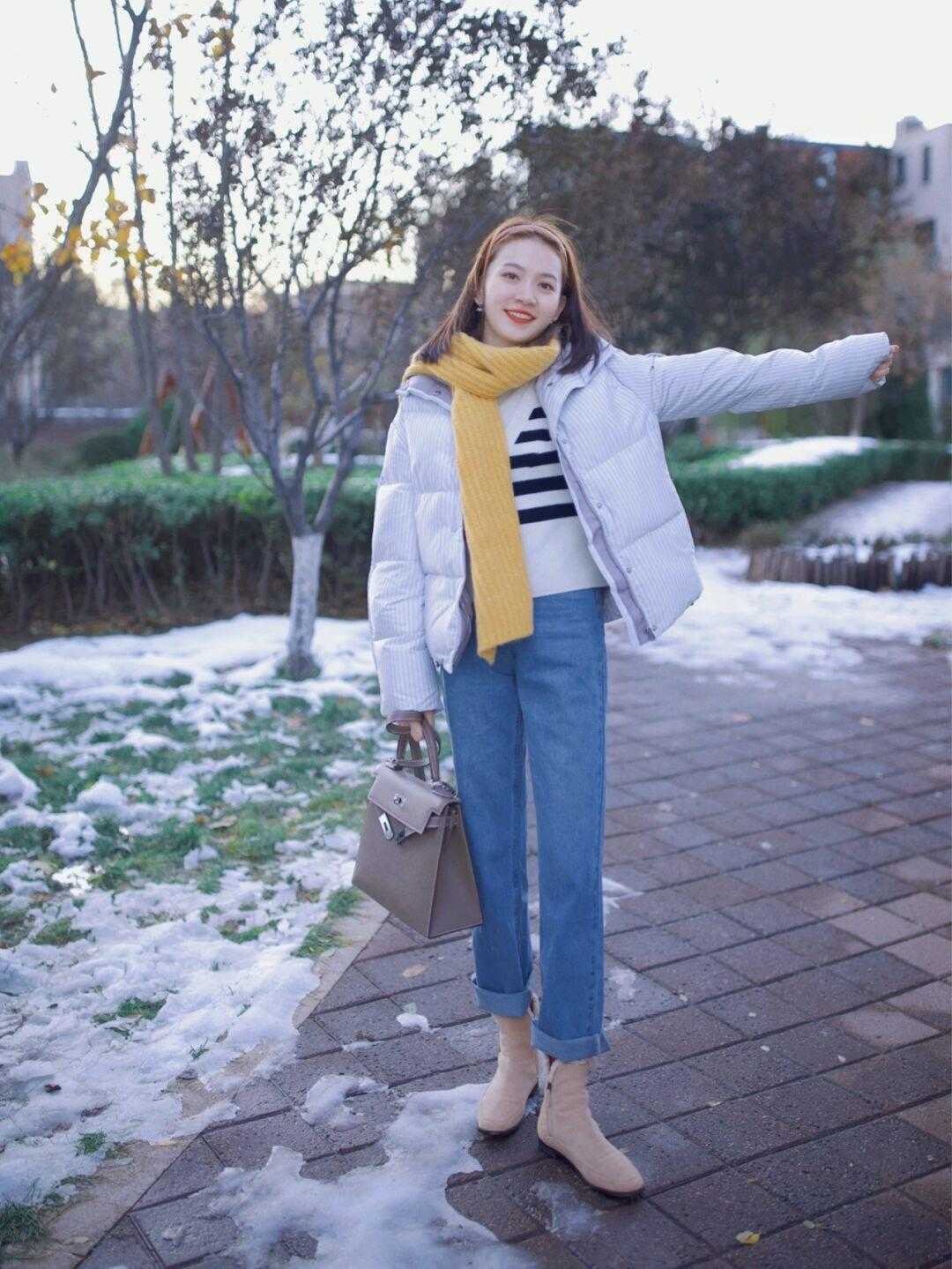 v领|羽绒服下面尽量少穿小脚裤,今年流行这样穿,温暖又时尚