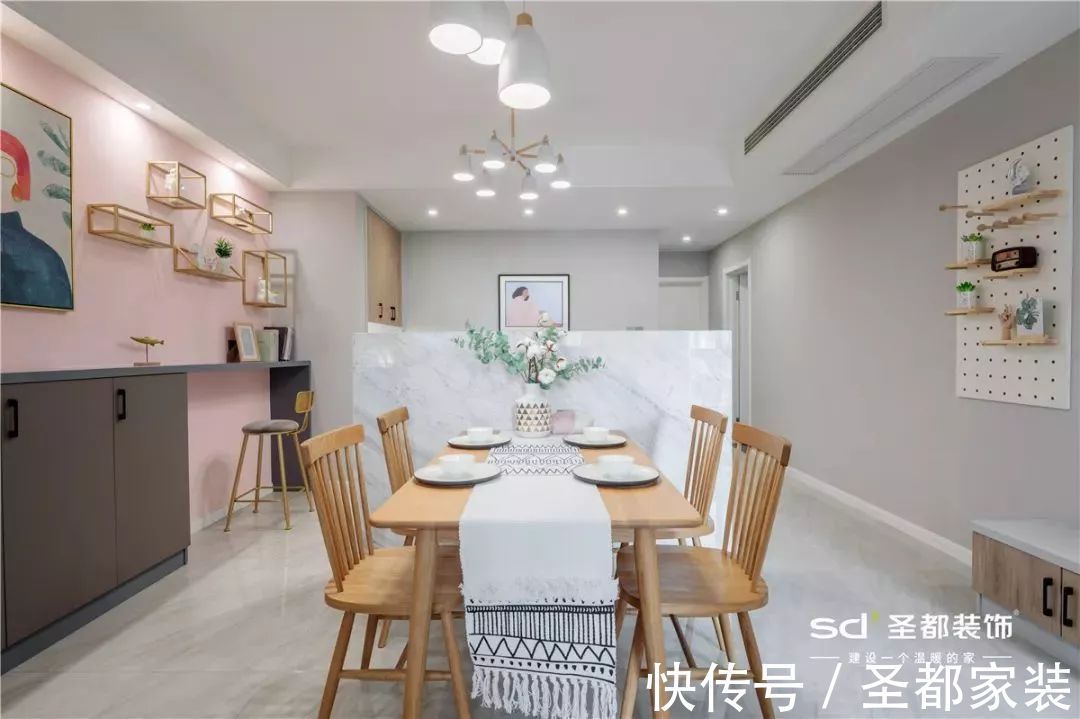 婚房|客餐厅一体+L型厨房设计,小户型婚房装修模板,温馨又甜蜜