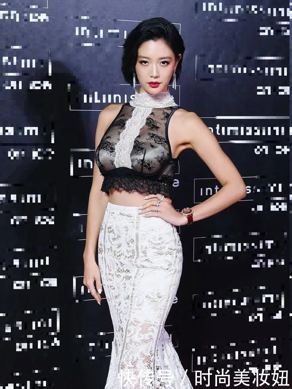 纤细感|被克拉拉“傲人身材”迷住,穿红色抹胸裙气质惊艳,这身材我酸了