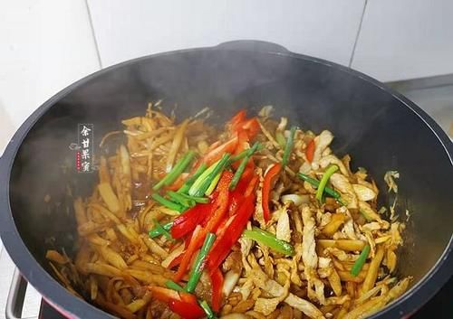 这道炒肉丝可鲜美了，鲜香不腻卷饼也味美，一碟上桌又光盘了