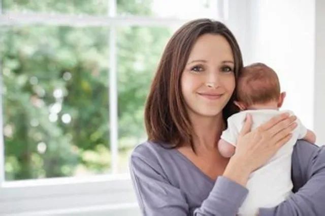 照顾|坐月子要不要请月嫂？中国产妇请月嫂的理由，全被国外产妇推翻