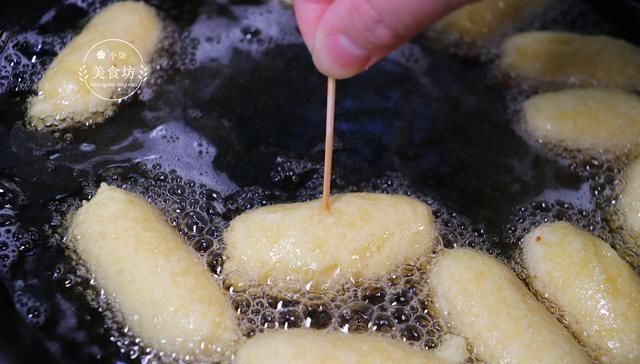 简单|玉米面新吃法,加2个鸡蛋,不蒸不烤,简单一做,出锅瞬间被抢光