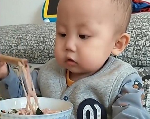 筷子|才1岁，用筷子熟练吃面条，孩子走红网络， 网友 就服你！