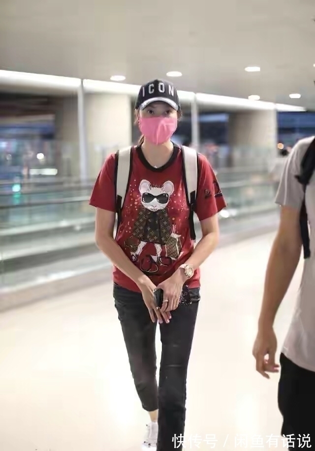 黑白配 谢杏芳和林丹走机场,1米78硬把基础款穿时髦,一双大长腿太瞩目