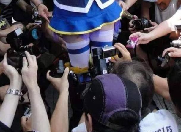 偷拍|漫展上不能做的这几件事,偷拍裙底惹众怒,公然撩衣就过分了