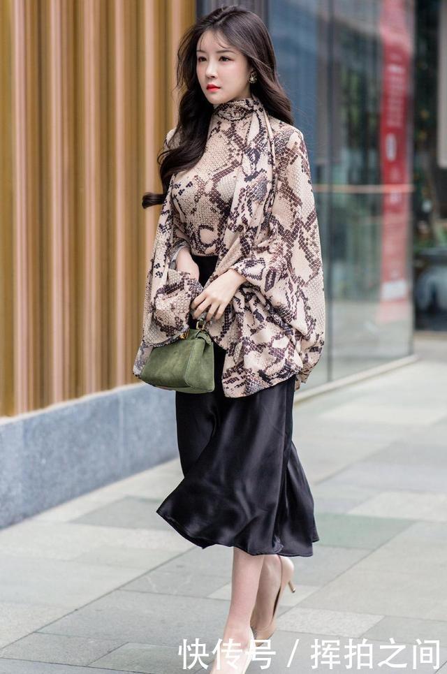 位美女|“蛇皮”连衣裙是种时尚,展现小姐姐的另类美,性感时尚又调皮
