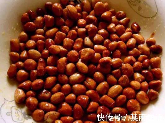 炸花生米，直接下锅炸就错了！大厨：多加1步，花生香脆不易糊