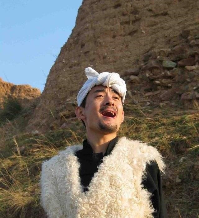 从“草根歌手”到郭兰英爱徒，从当红明星到万人唾骂，阿宝怎么了