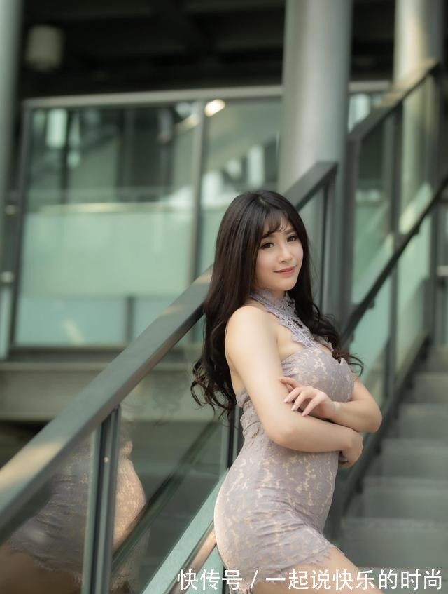 蕾丝 紫灰色的蕾丝连衣裙，搭配一双高跟鞋性感又不失优雅！