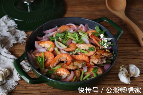 鸡翅|母子二人的午餐，在朋友圈火了，鸡翅大虾一锅烩，收到点赞无数