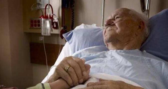 养老院#为何老人临终前,嘴里会说些胡话?专家表示:那可不是胡话