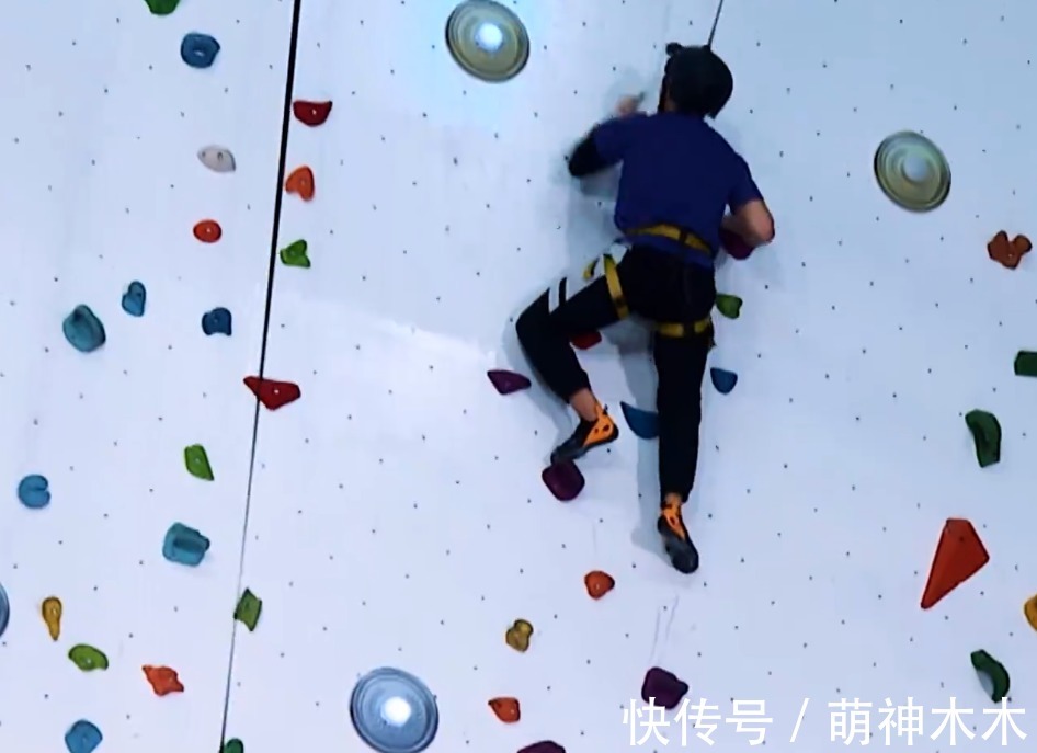 《追光吧》开播剪辑混乱,哥哥镜头分配不均,糊咖艺人没介绍